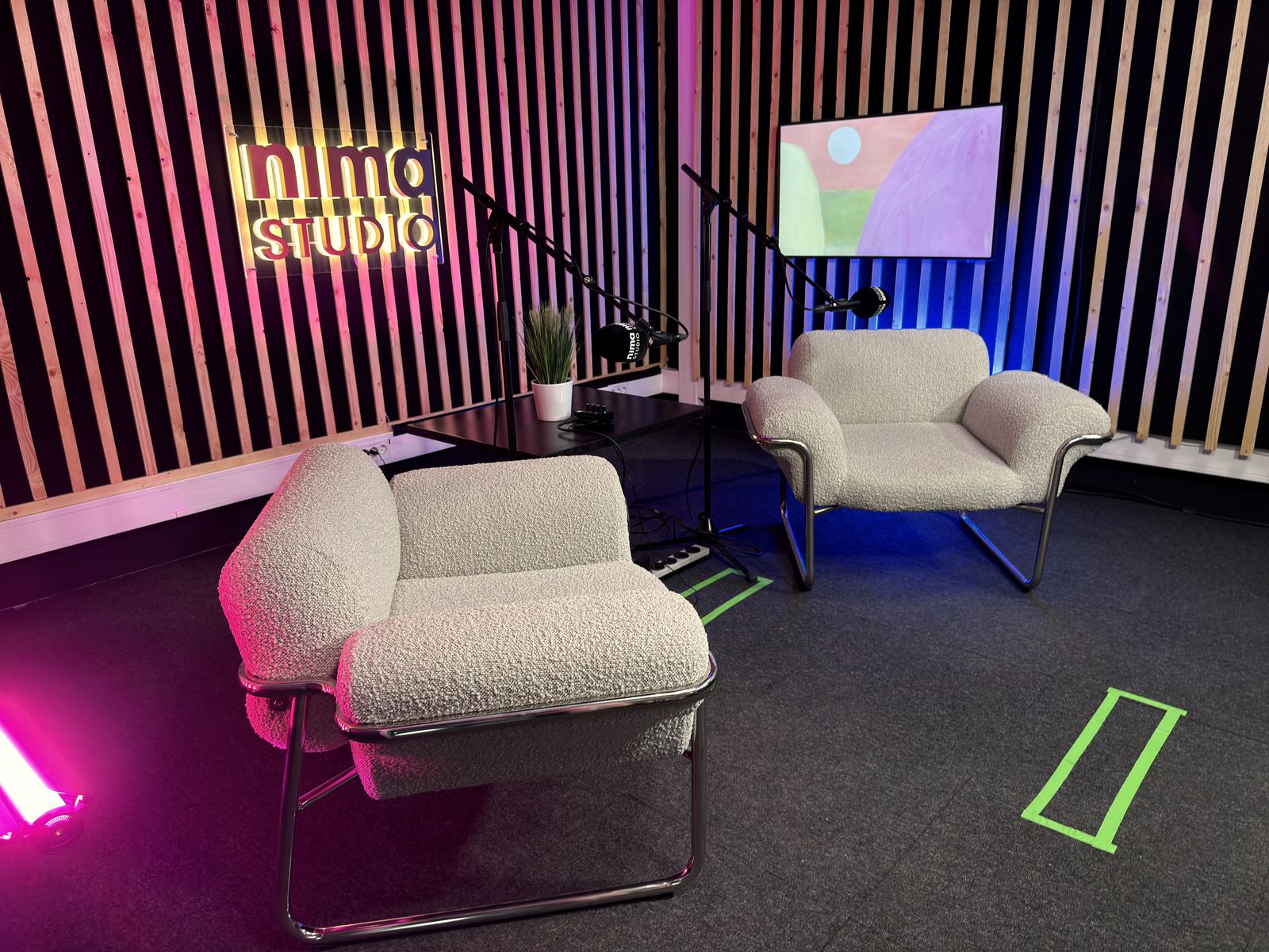 Studio B rigget om med lenestoler for samtale i sofaoppsett